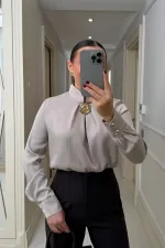 Broş Detaylı Uzun Kollu Saten Bluz