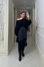 Jupe asymétrique en satin avec détails en dentelle