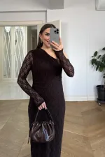 Robe midi en dentelle à encolure asymétrique