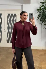 Broş Detaylı Uzun Kollu Saten Bluz