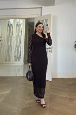 Robe midi en dentelle à encolure asymétrique