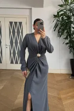 V Yaka Toka Detaylı Uzun Kollu Elbise