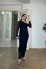 Robe midi en dentelle à encolure asymétrique