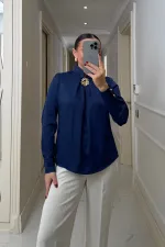 Broş Detaylı Uzun Kollu Saten Bluz