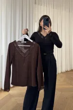 V Yaka Dantel Detaylı Bluz