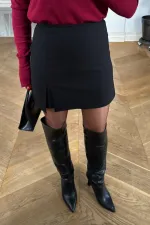 Mini-jupe courte avec détail fendu