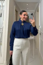 Broş Detaylı Uzun Kollu Saten Bluz