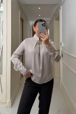 Broş Detaylı Uzun Kollu Saten Bluz