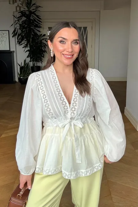 Chemisier à manches longues et col en V avec détails en crochet