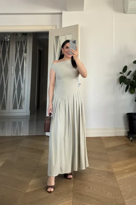 Kayık Yaka Pile Detaylı Midi Elbise