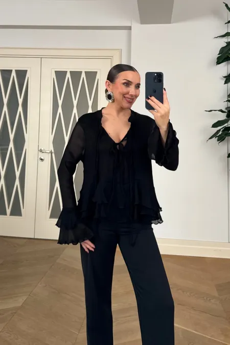 Bağcık Detaylı Fırfırlı Uzun Kollu Bluz