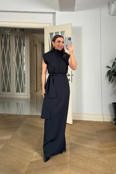 Dik Yaka Sırt Dekolteli Uzun Elbise