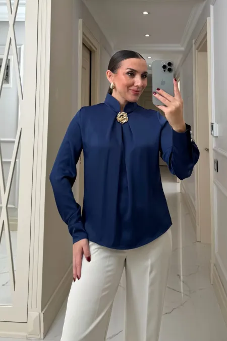 Broş Detaylı Uzun Kollu Saten Bluz