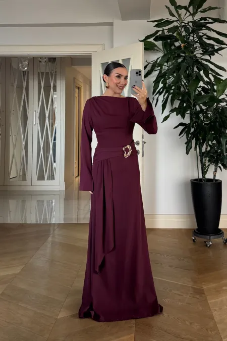 Kayık Yaka Tokalı Uzun Elbise