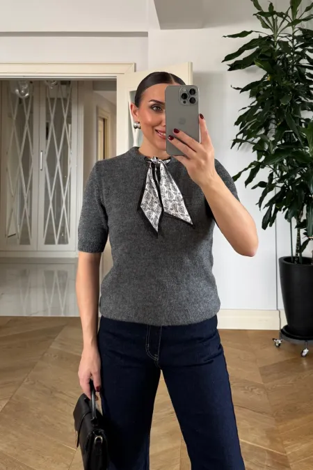 Kısa Kollu Fularlı Triko Kazak