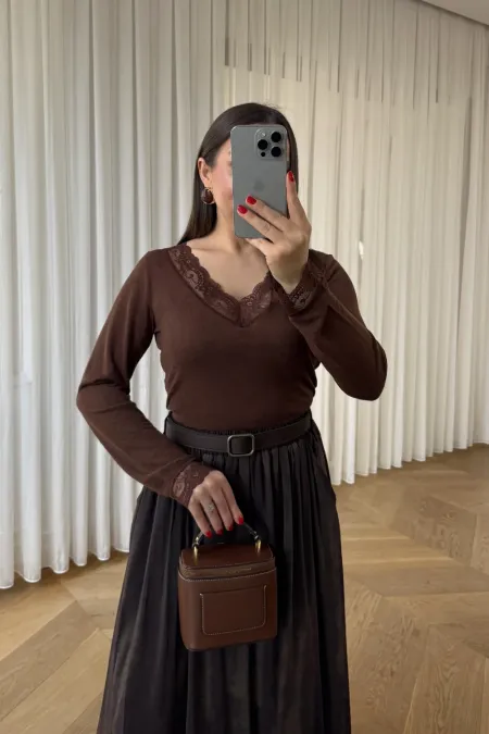 V Yaka Dantel Detaylı Bluz