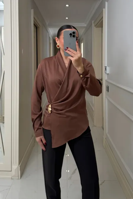 Kruvaze Yaka Tokalı Uzun Kollu Saten Bluz