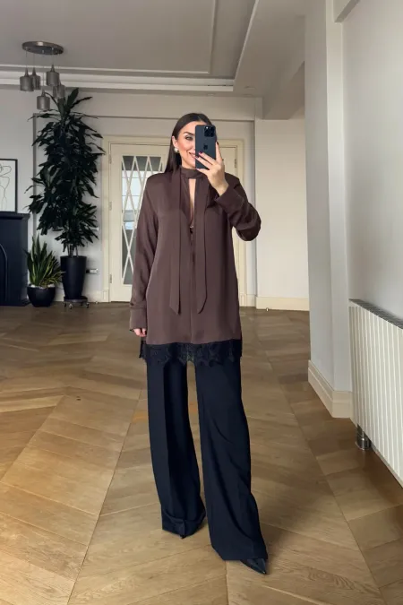 Hakim Yaka Dantel Detaylı Uzun Kollu Bluz