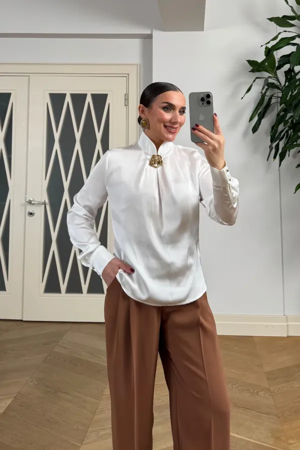 Broş Detaylı Uzun Kollu Saten Bluz