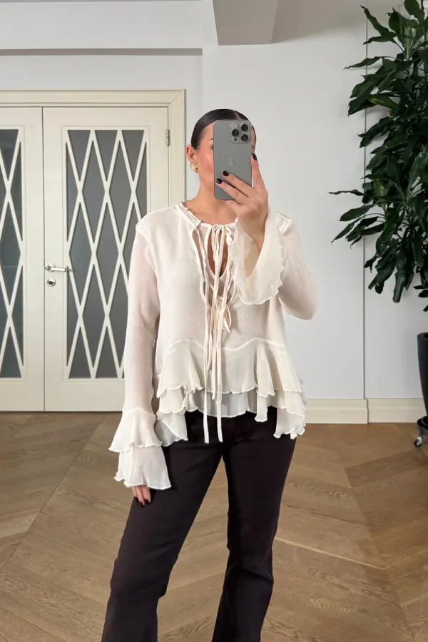 Bağcık Detaylı Fırfırlı Uzun Kollu Bluz