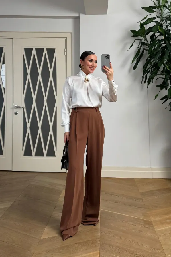 Broş Detaylı Uzun Kollu Saten Bluz