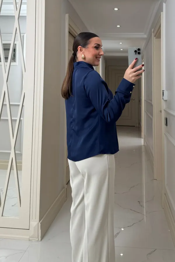 Broş Detaylı Uzun Kollu Saten Bluz