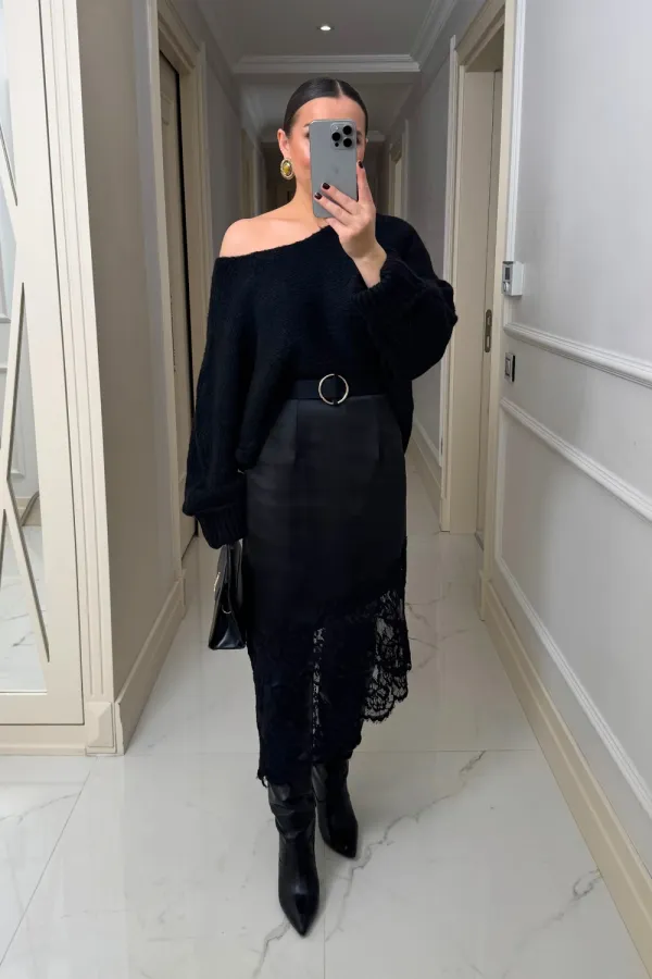 Jupe asymétrique en satin avec détails en dentelle