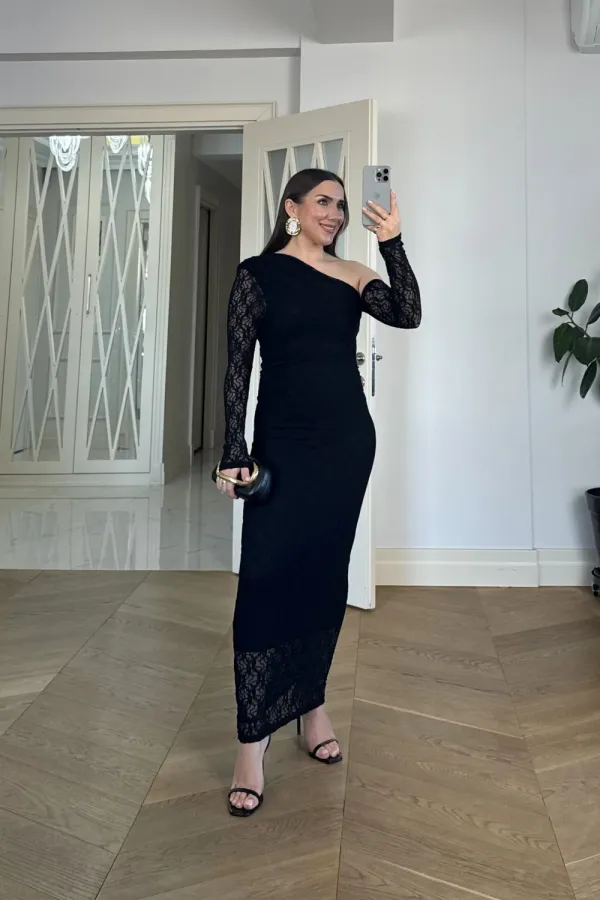 Robe midi en dentelle à encolure asymétrique