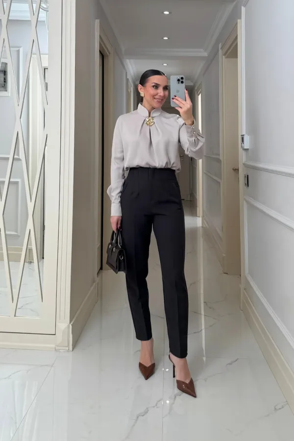 Broş Detaylı Uzun Kollu Saten Bluz