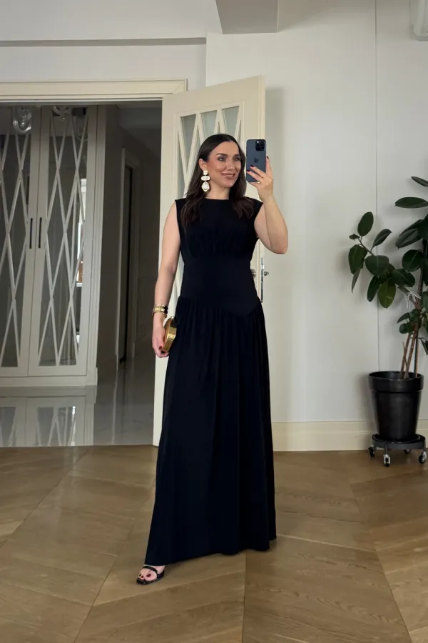 Büzgü Detaylı Sıfır Kol Uzun Elbise