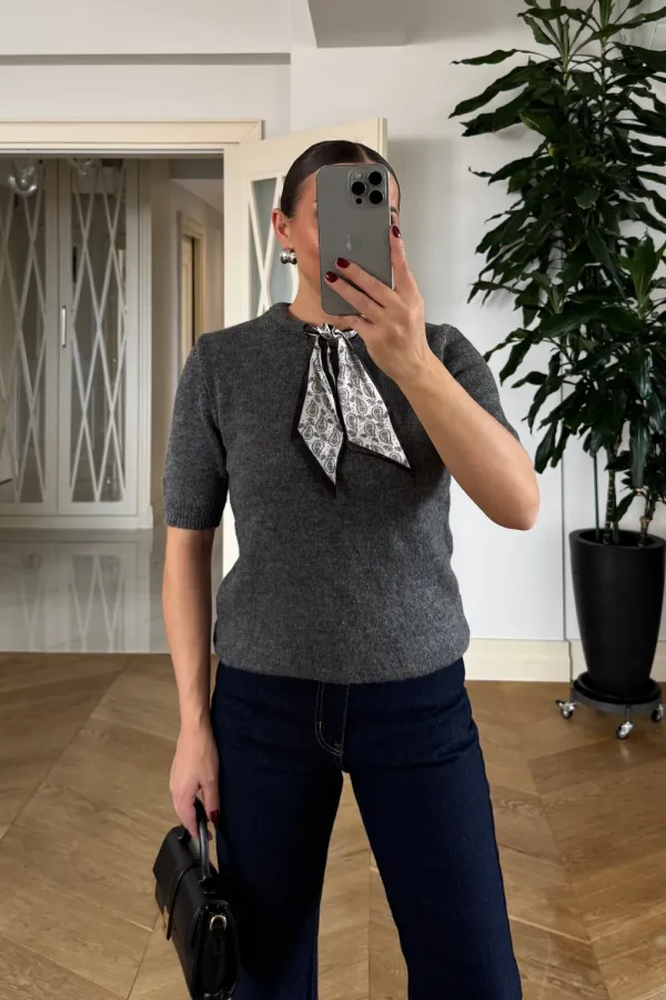 Kısa Kollu Fularlı Triko Kazak