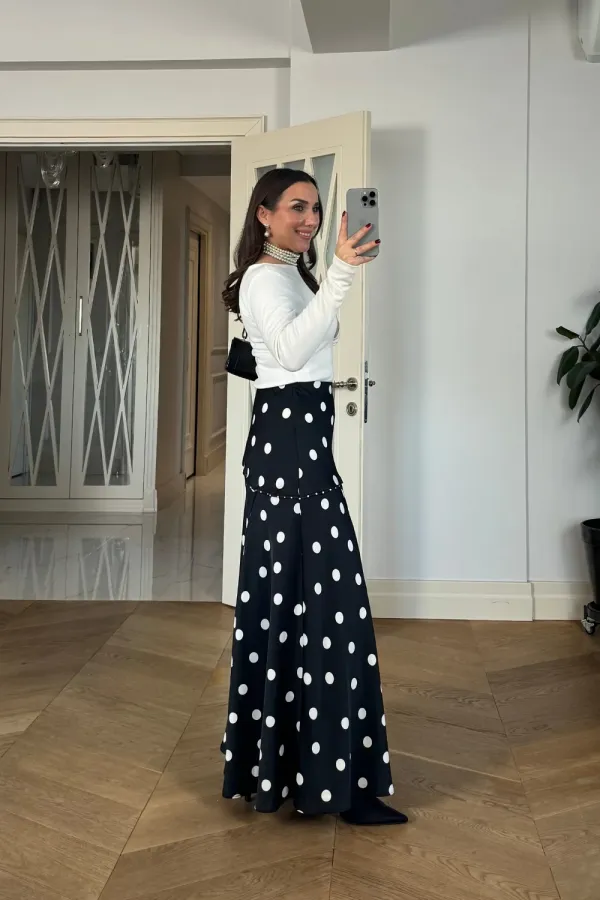 Jupe en satin à pois avec taille élastiquée