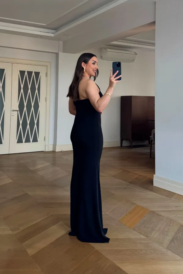 Halter Yaka Aksesuar Detaylı Uzun Elbise Halter Yaka Aksesuar Detaylı Uzun Elbise