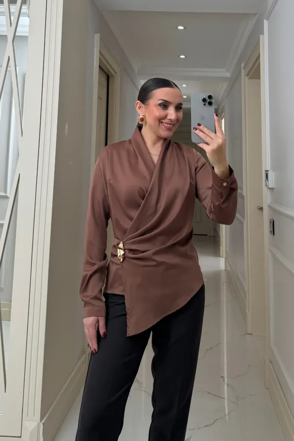 Kruvaze Yaka Tokalı Uzun Kollu Saten Bluz