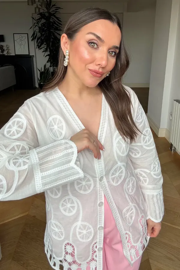 Kroşe Nakışlı V Yaka Kadın Gömlek