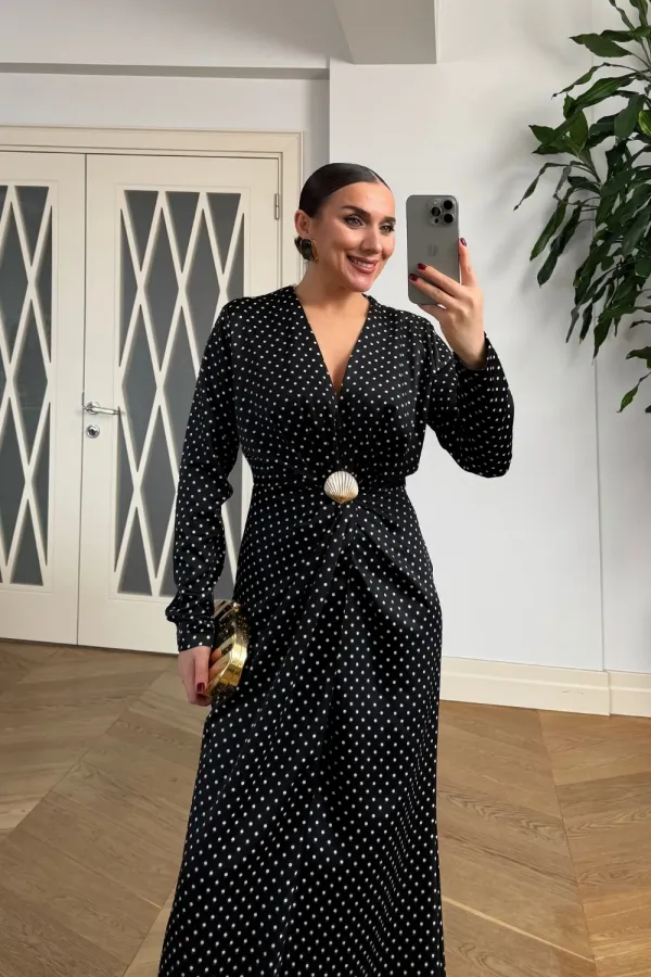 Robe longue à pois et col en V