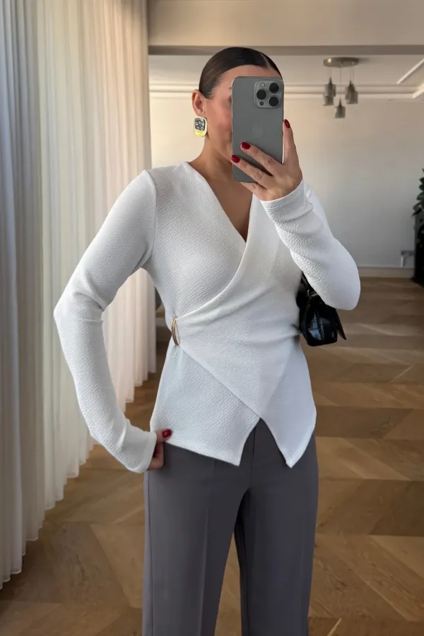 Kruvaze Yaka Toka Detaylı Bluz