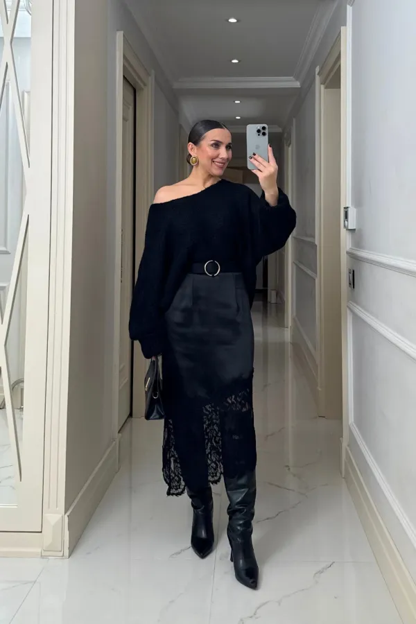 Jupe asymétrique en satin avec détails en dentelle