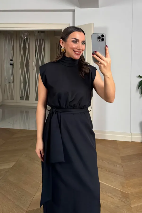 Dik Yaka Sırt Dekolteli Uzun Elbise