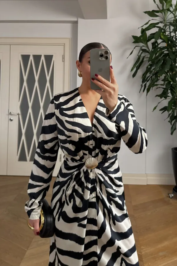 Zebra Desenli V Yaka Uzun Elbise