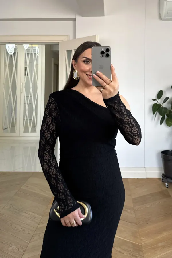 Robe midi en dentelle à encolure asymétrique