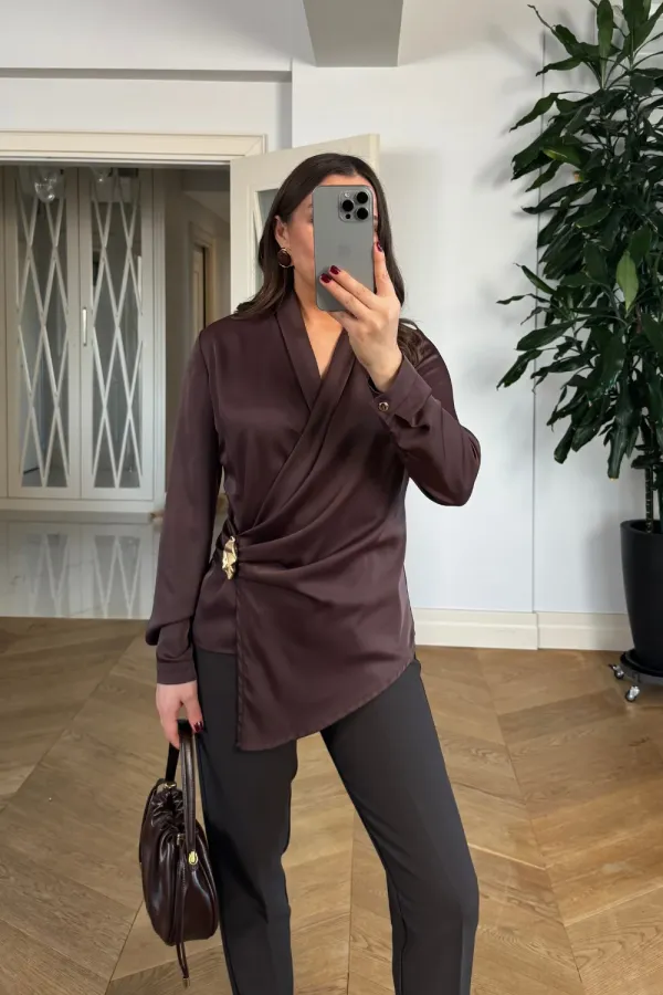 Kruvaze Yaka Tokalı Uzun Kollu Saten Bluz