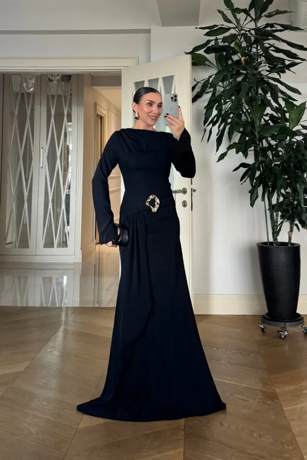 Kayık Yaka Tokalı Uzun Elbise