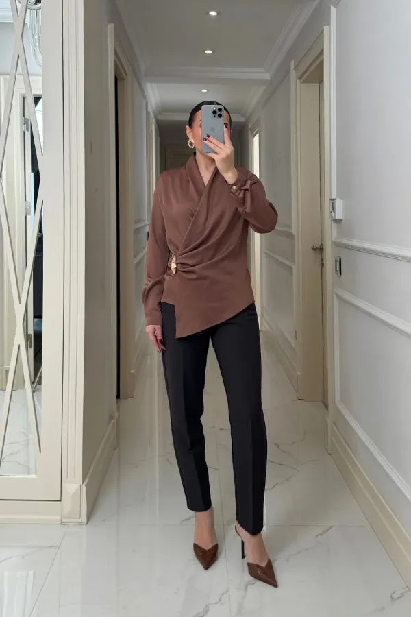 Kruvaze Yaka Tokalı Uzun Kollu Saten Bluz