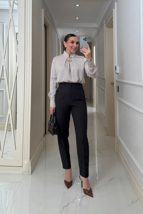 Broş Detaylı Uzun Kollu Saten Bluz