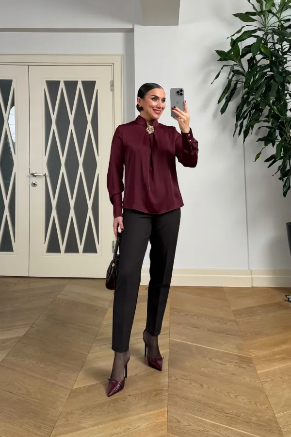 Broş Detaylı Uzun Kollu Saten Bluz