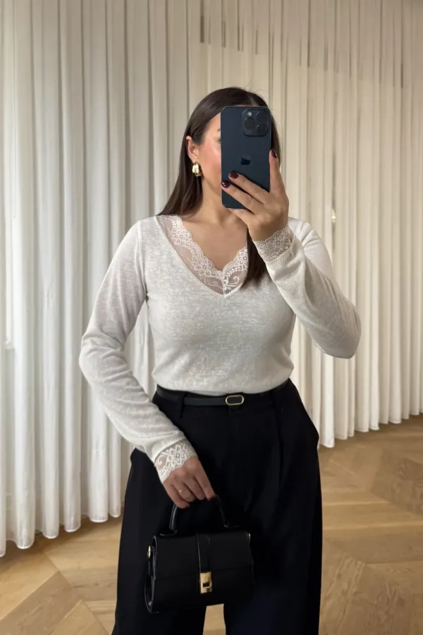V Yaka Dantel Detaylı Bluz