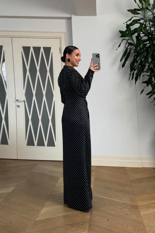 Robe longue à pois et col en V