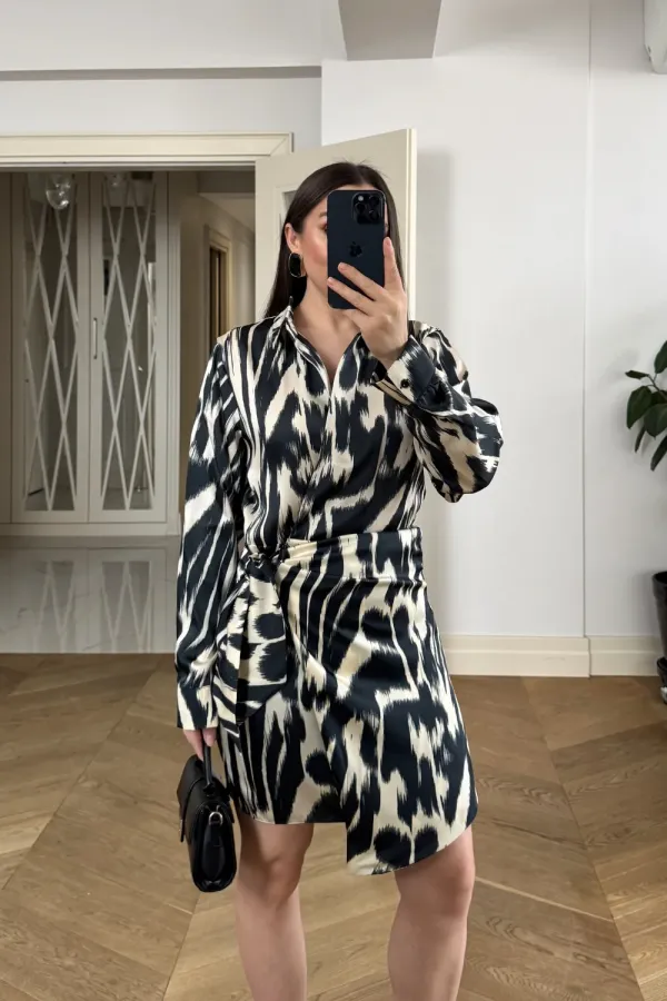 Kruvaze Bağlamalı Desenli Saten Midi Elbise