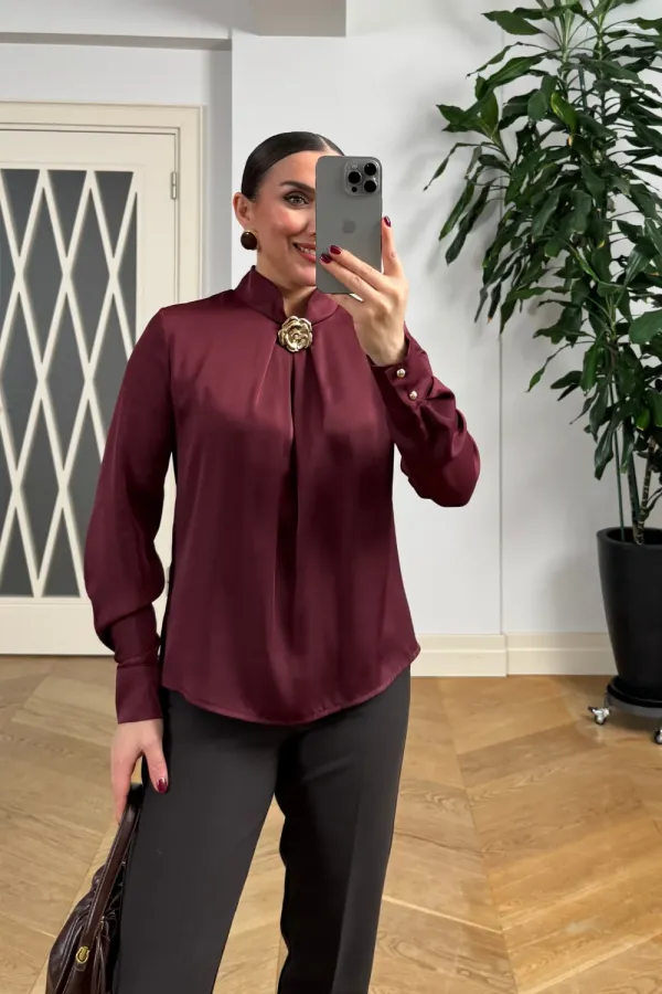 Broş Detaylı Uzun Kollu Saten Bluz